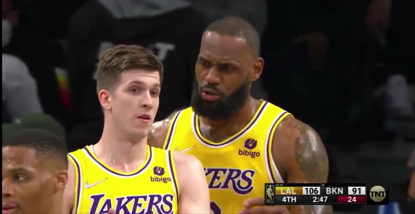 Highlight Austin Reaves get confused after LeBron explains a play r/nba