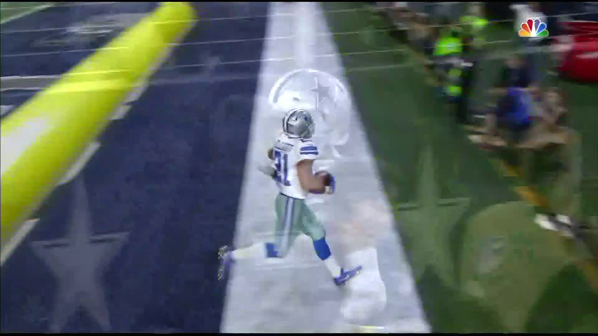 Ezekiel Elliott jumps into giant Salvation Army kettle after