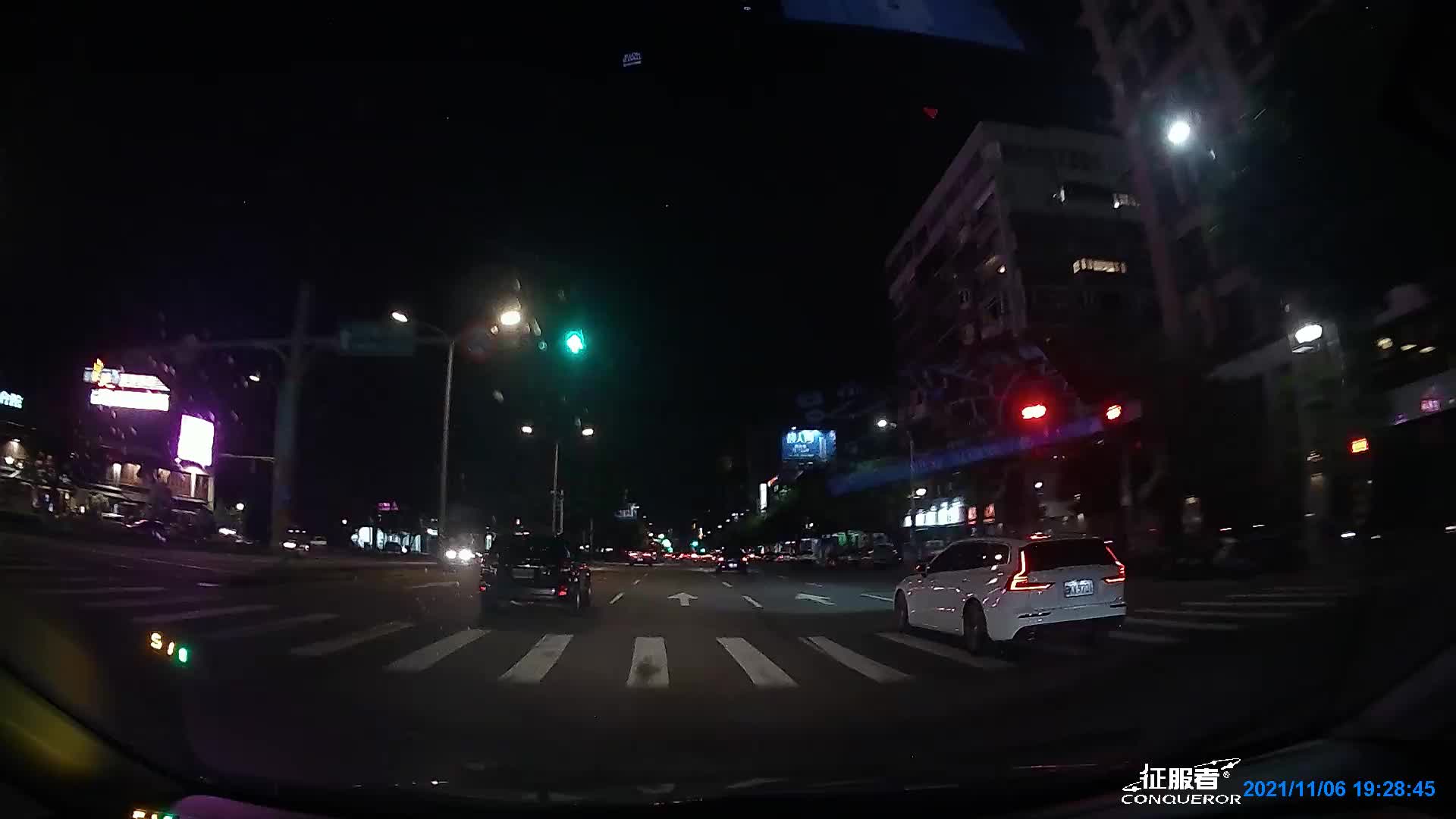 [爆卦] 好心提醒未開大燈被誤認逼車