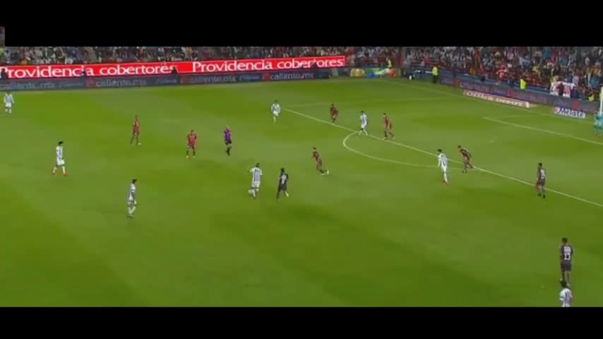 本田ドリブルからワンツーで抜け出す | Streamable