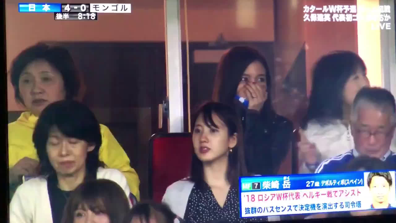 動画 真野恵里菜が代表戦でカメラに抜かれる モンゴル戦で柴崎岳を応援中にテレビに写った笑顔が可愛いと話題に 動画 真野恵里菜が代表戦でカメラに抜かれる モンゴル戦で柴崎岳を応援中にテレビに写った笑顔が可愛いと話題に
