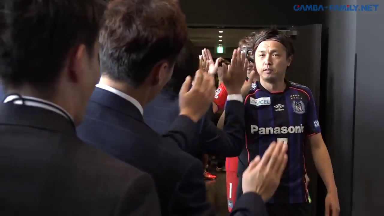 動画 遠藤保仁も思わずビックリ 堂安律が浦和レッズ戦に挑むガンバ大阪の選手たちをハイタッチで送り出す 動画 遠藤保仁も思わずビックリ 堂安律が浦和レッズ戦に挑むガンバ大阪の選手たちをハイタッチで送り出す