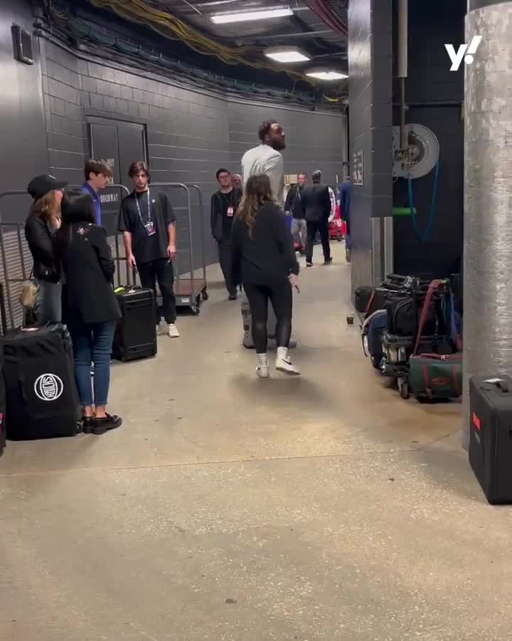 [花邊] Mitchell Robinson離場時穿著保護靴