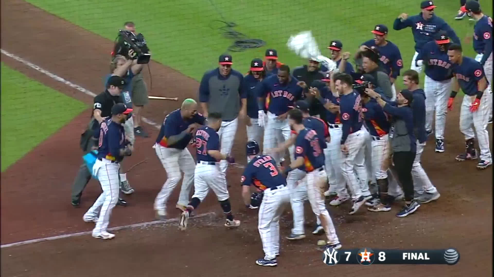 Jose Altuve and the Astros walk-off the Yankees.