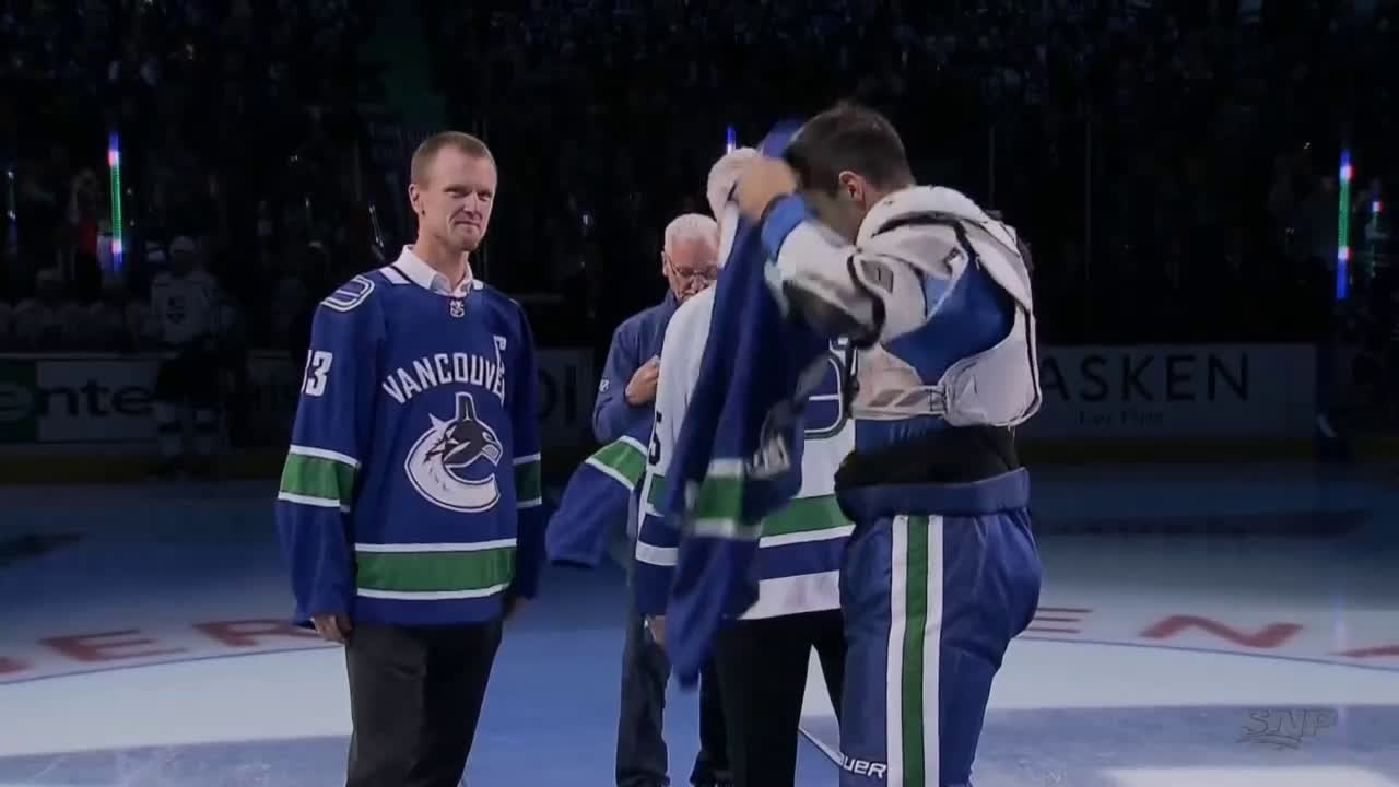 Canucks get booed by their own fans, jerseys tossed on ice (VIDEOS)