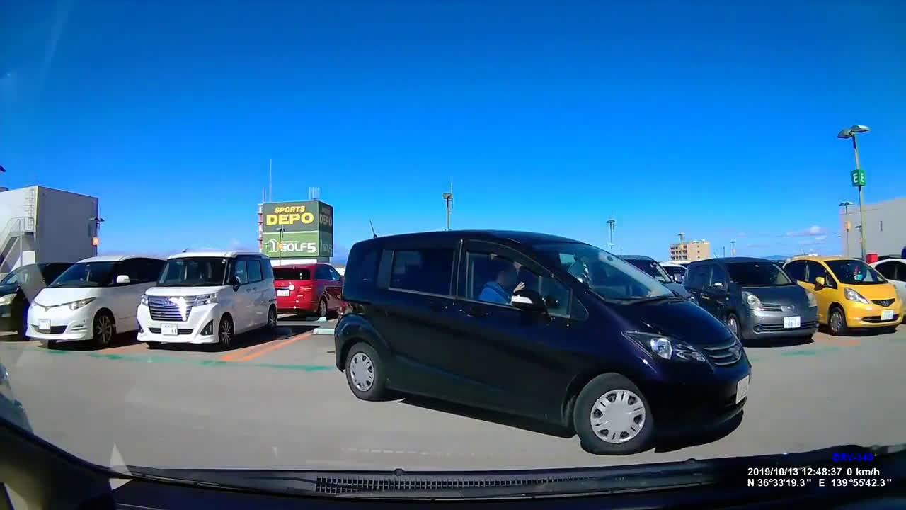 栃木県宇都宮市のベルモール屋上駐車場でホンダ フリードに乗る男女が隣の車のミラーをぶっ壊して当て逃げ 栃木県宇都宮市のベルモール屋上駐車場でホンダ フリードに乗る男女が隣の車のミラーをぶっ壊して当て逃げ