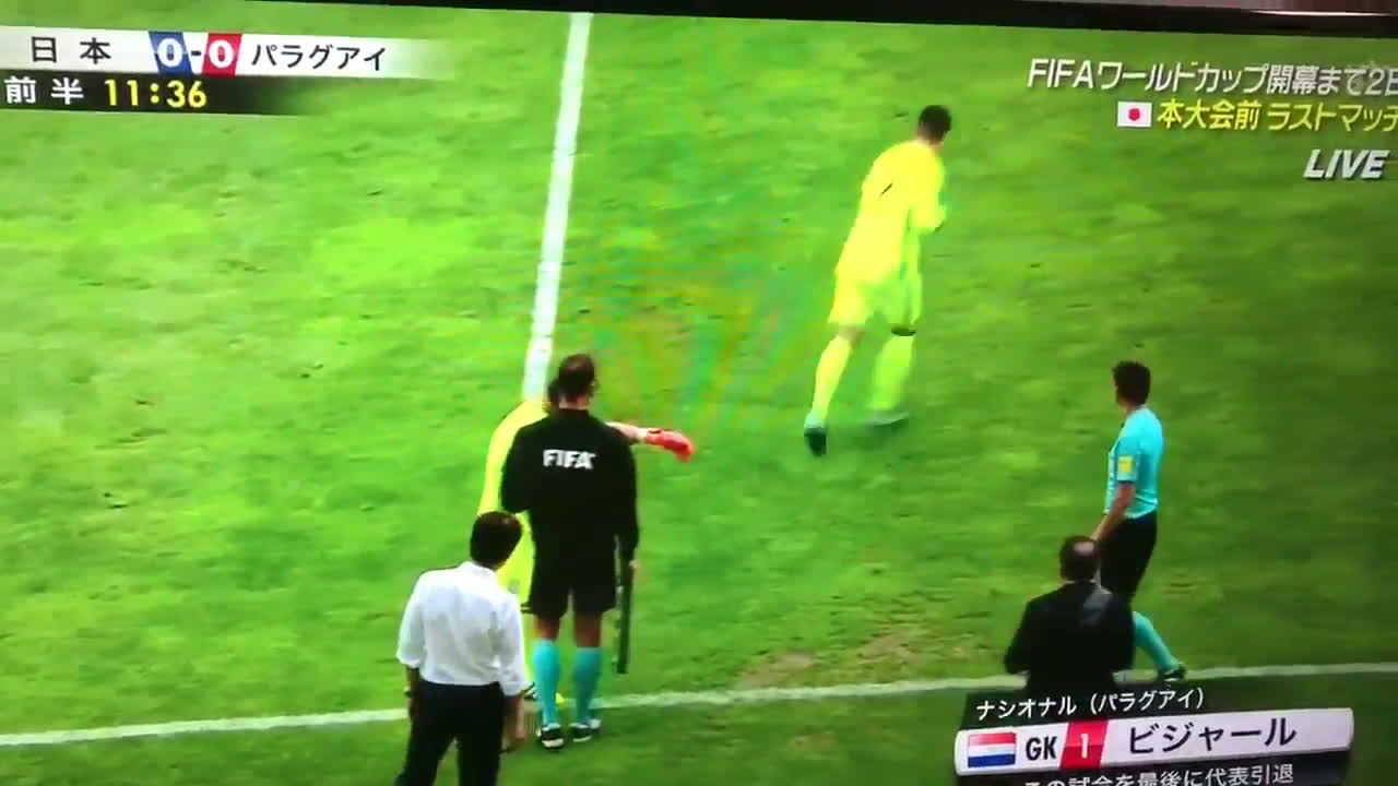 動画 本田圭佑など日本代表のベンチメンバーも拍手を送る パラグアイのgkビジャールが引退試合で途中交代