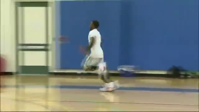 Nate Robinson (Hight 5'9) working out in Shaquille O'Neal's
