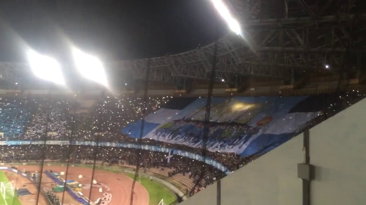 動画 Psg戦でナポリのclアンセムが凄い 最後の The Champions をスタジアムのサポーターが大熱唱