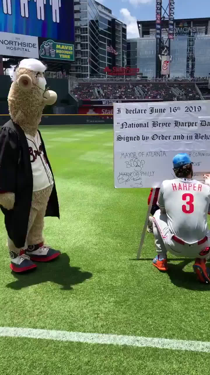 Braves' mascot Blooper continues his heisting ways and robs Bryce Harper of  330 million dollars : r/Braves