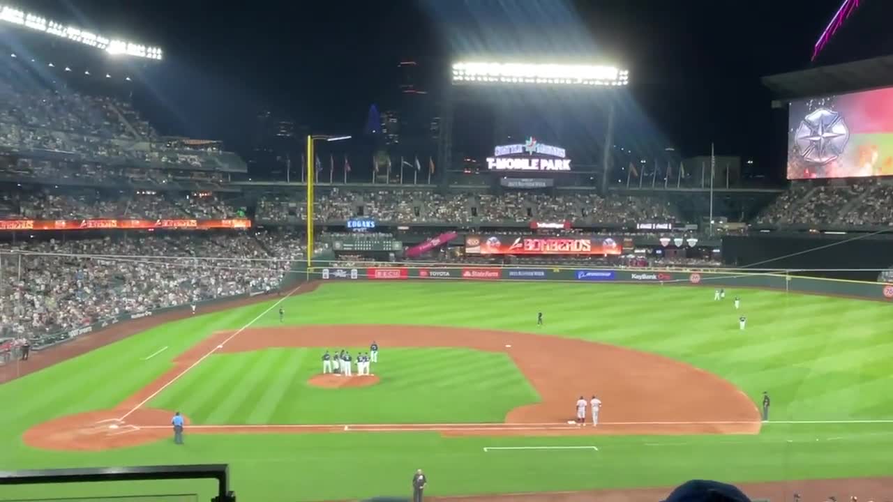 Who Let The Dogs In (To Safeco Field)? Mariners Host Bark in the Park