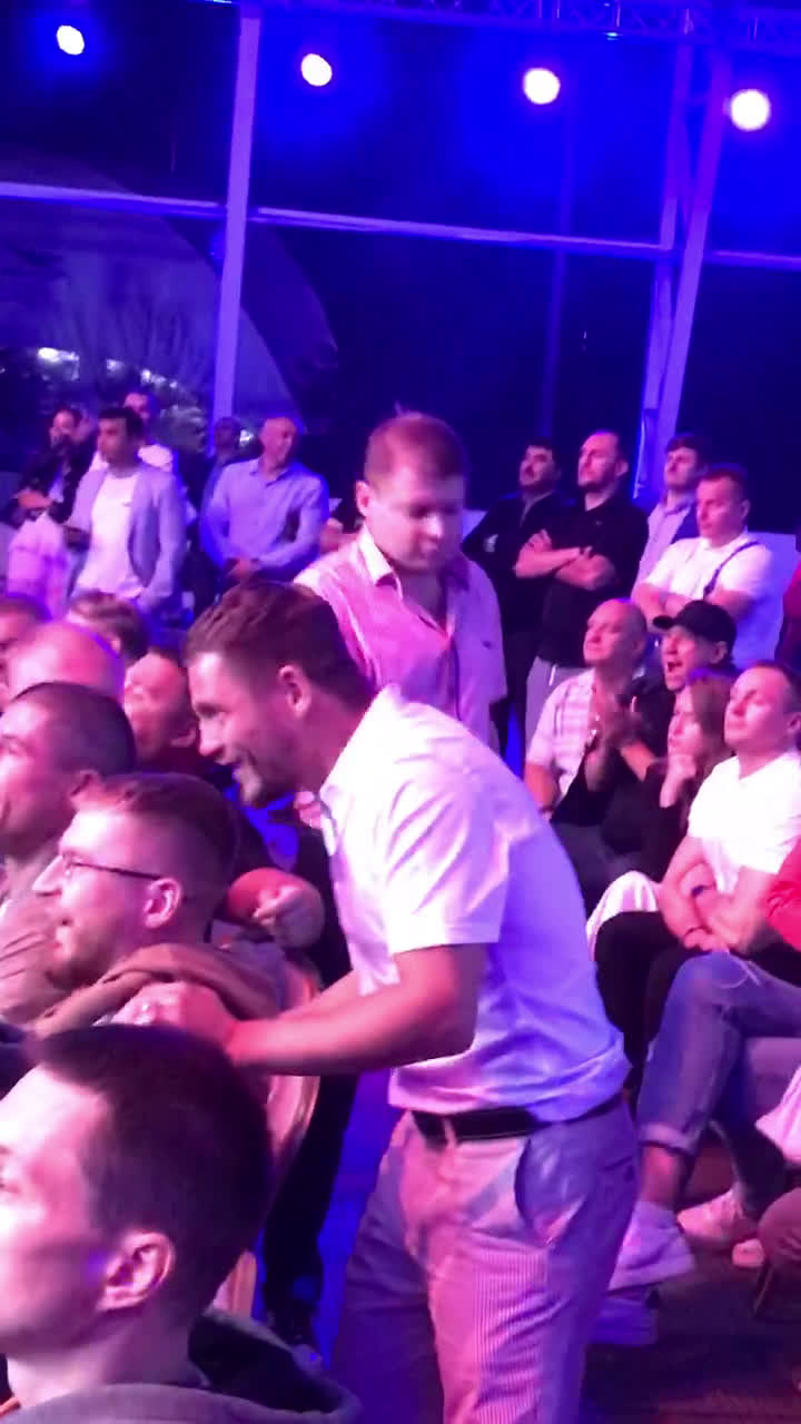 Денис и болельщики