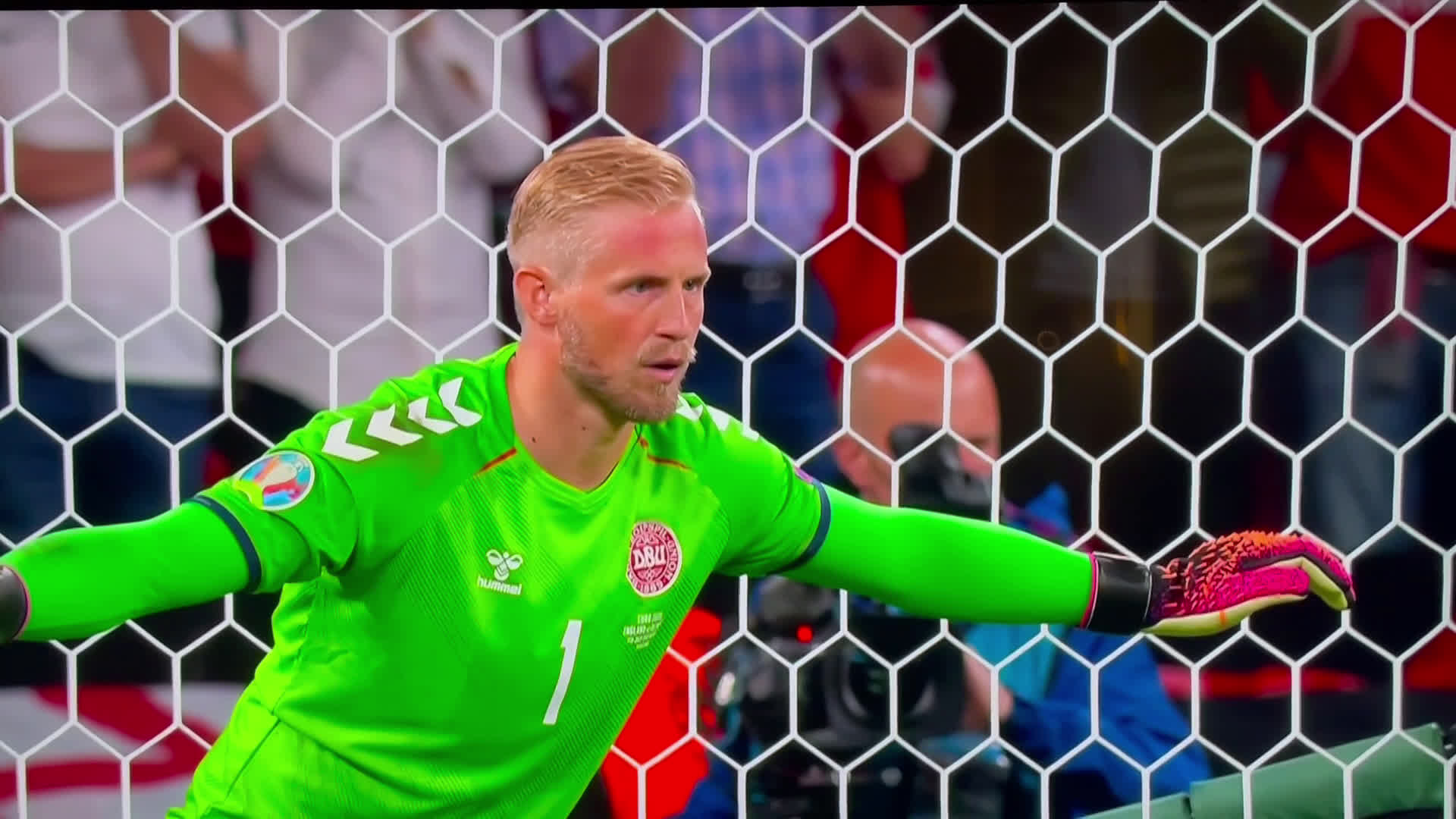 pix Denmark Goalie Laser https www caughtoffside com 2021 07 07 schmeichel saved kanes penalty despite laser pen on face