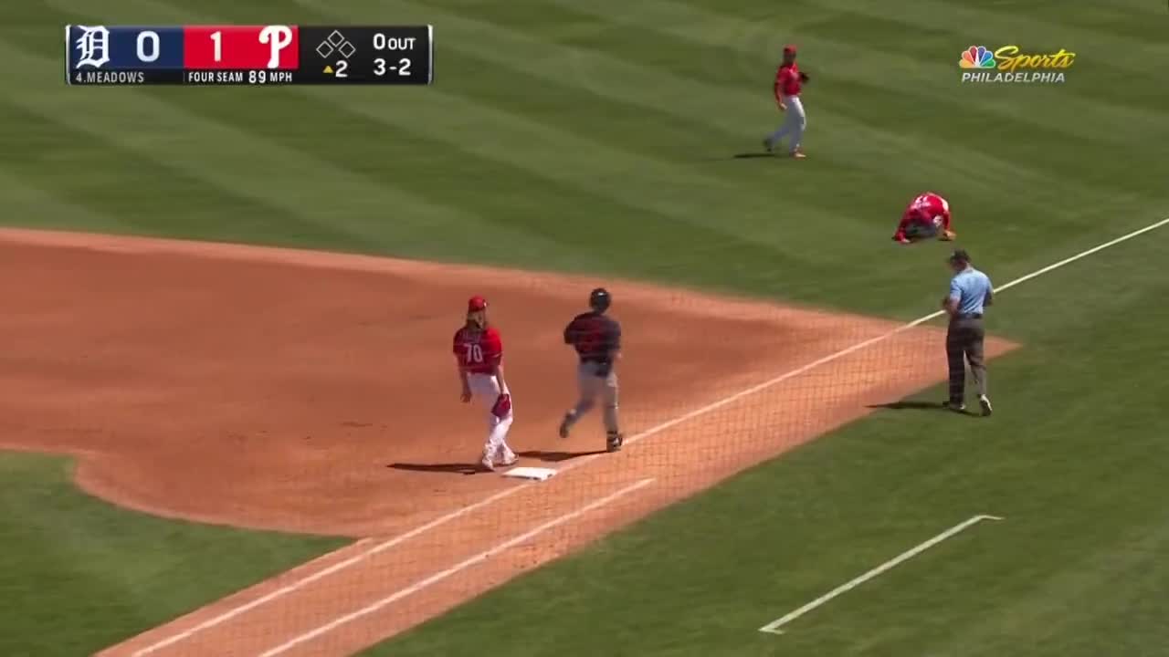 Rhys Hoskins goes to field a ground ball, and immediately goes down in pain  (nsfw) : r/phillies