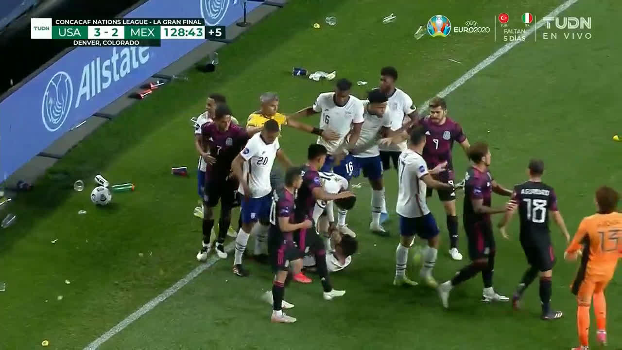 Watch Usa Mexico Players Pelted With Cups After Foul On Christian Pulisic Planet Football