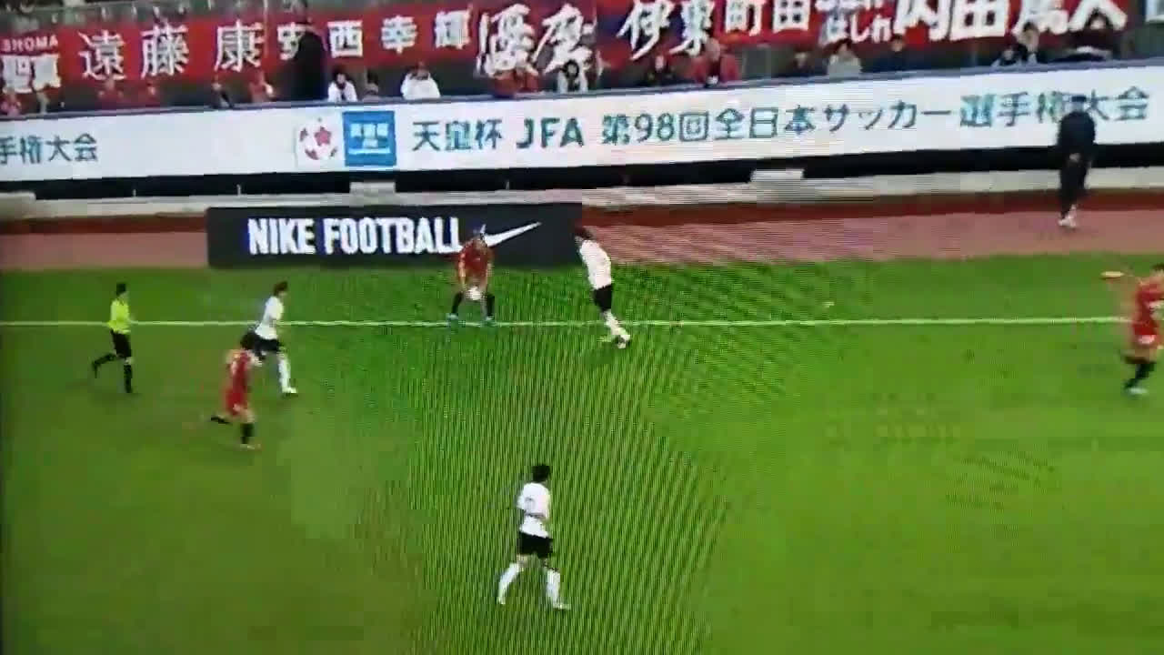 動画 浦和レッズ戦で鈴木優磨がスローインのボールをぶつけようとする挑発的な行為に批判も 相手ボールの判定で煽る 動画 浦和レッズ戦で鈴木優磨がスローインのボールをぶつけようとする挑発的な行為に批判も 相手ボールの判定で煽る