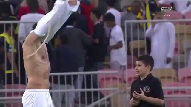 طفل يجبر عمر السومة على سيلفى فى مباراة الأهلى ضد الاتحاد فيديو اليوم السابع