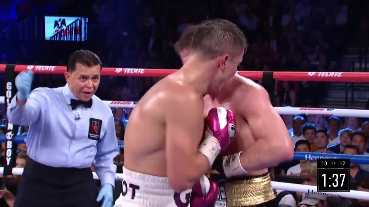 Canelo Alvarez shows off his hed mooment against Golovkin r/MMA