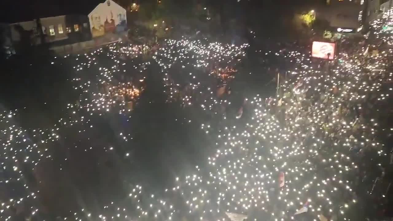 Jakub Bielamowicz - 🇷🇸 Belgrade now. Looks like the entire Serbian capital is out on the streets tonight protesting against the Vucic regime.