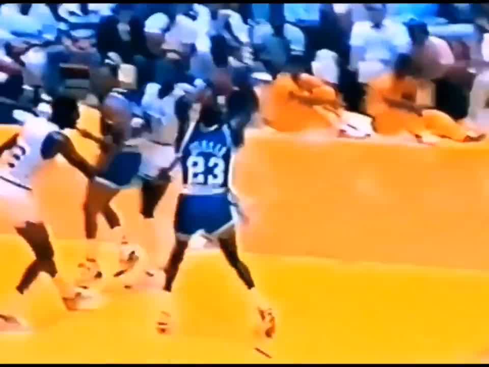 Kevin Durant's Modern-Day Dr. J Reverse Layup [VIDEO]