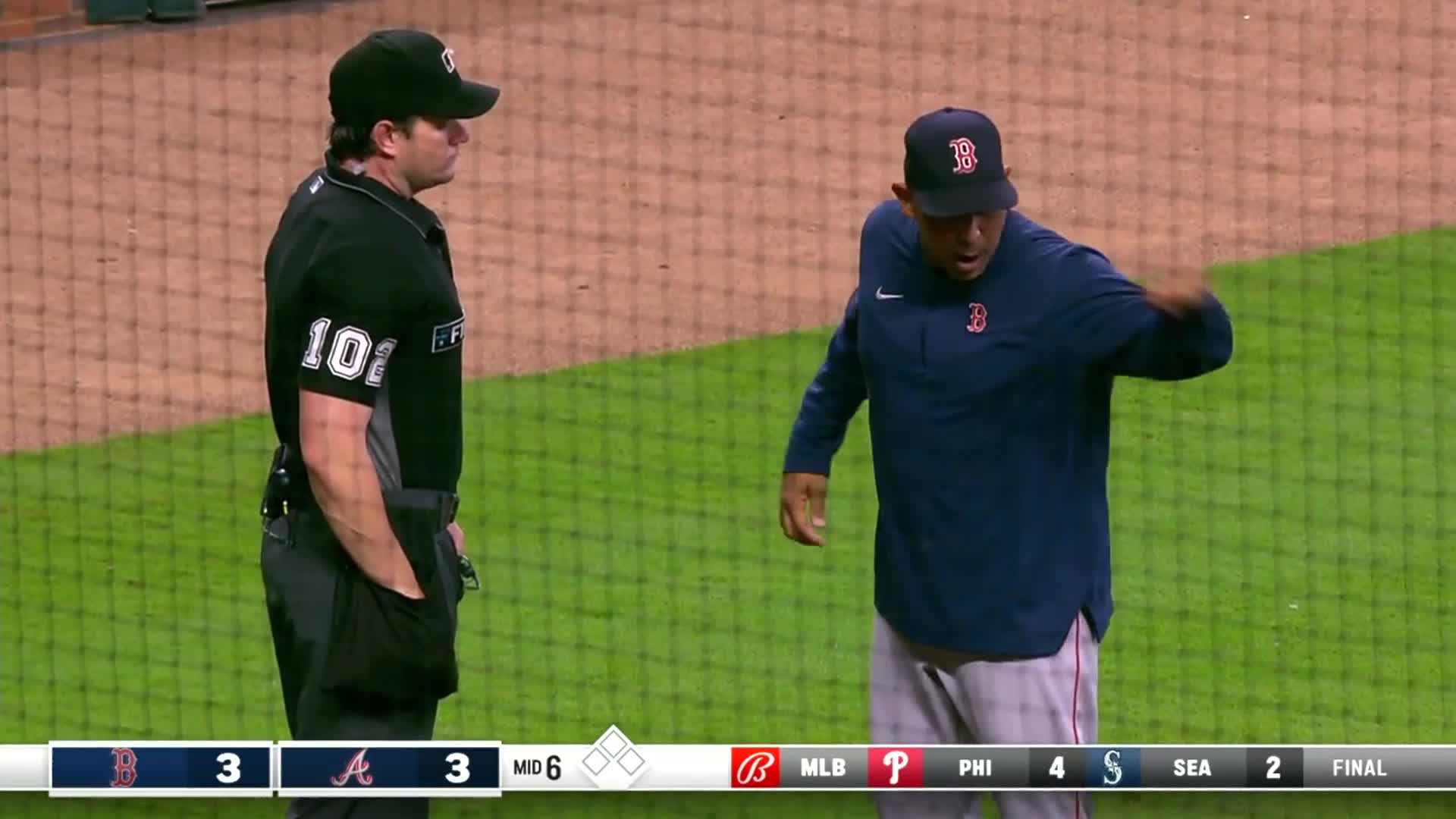 Umpire Chad Fairchild misses strike three call from Chris Bassitt;  Apologizes between innings