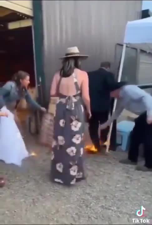 Remiza.pl - Ten jeden wujek na imprezie właśnie udowodnił, że tylko spokój ratuje sytuację. Serio.😂🤭