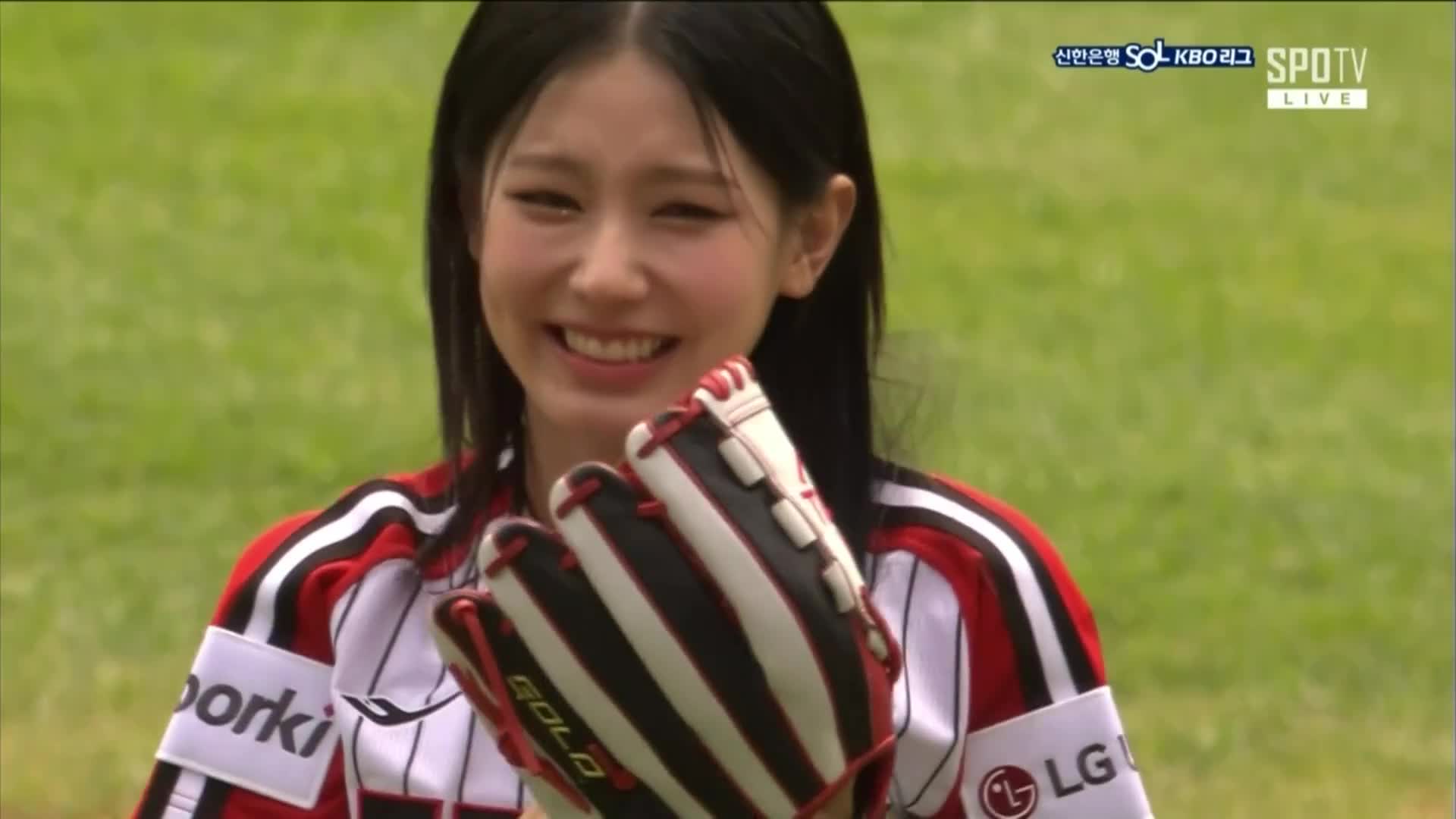 230430 Miyeons ceremonial first pitch attempt at the KIA Tigers vs LG Twins game r/GIDLE