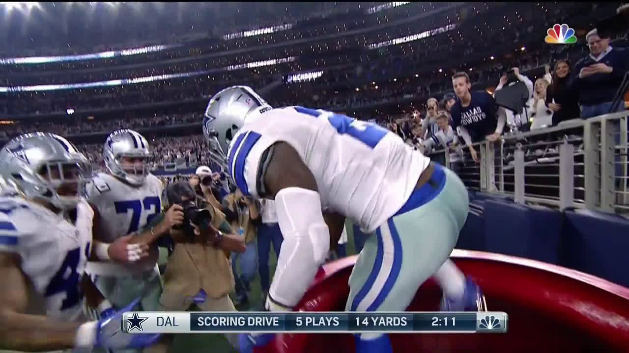 Ezekiel Elliott jumps into giant Salvation Army kettle after