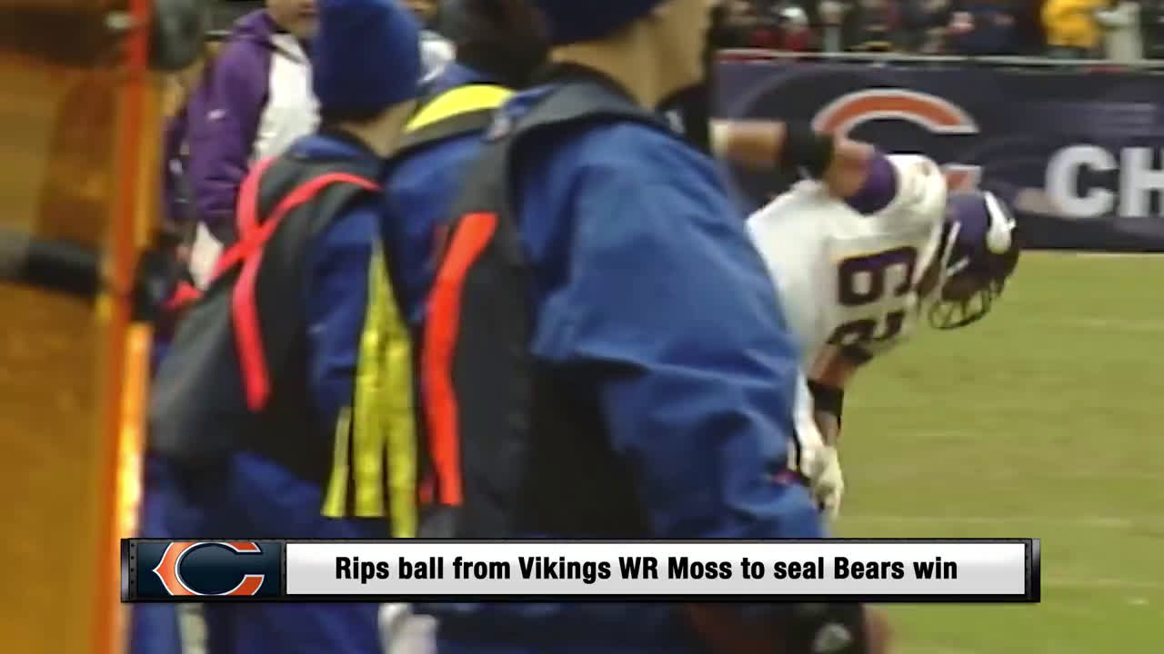 Highlight] Rookie cornerback Charles Peanut Tillman intercepts the ball  out of Randy Moss's hands in the endzone to secure the Bears win. :  r/CHIBears