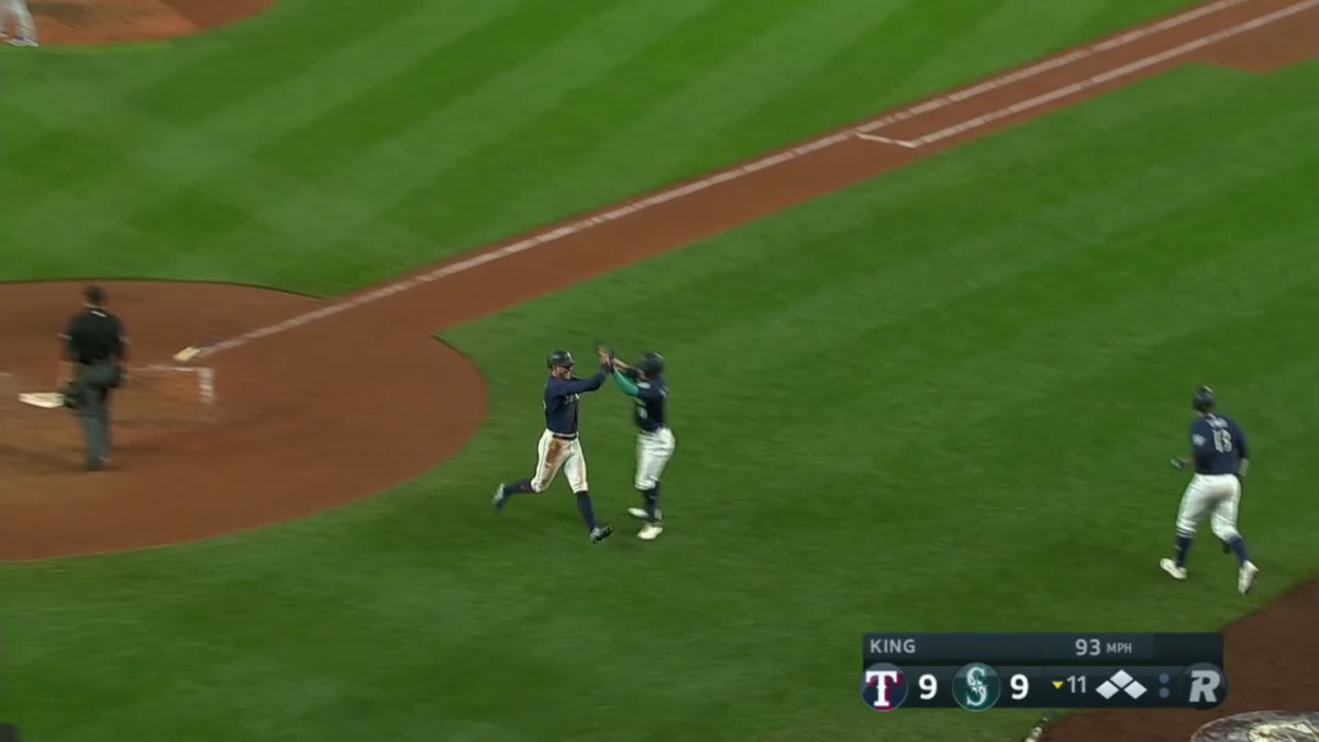 J.P. Crawford's makes ridiculous throw for the out