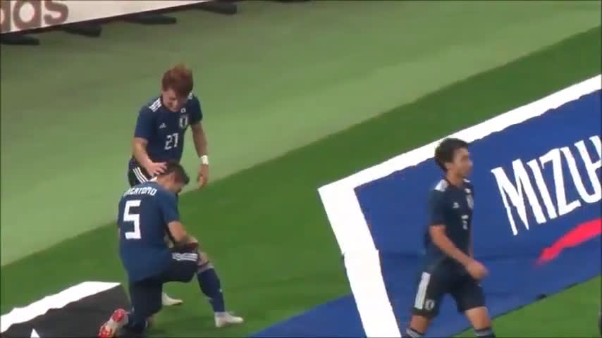 動画 長友佑都が堂安律のゴールで 靴磨きパフォーマンス を披露 ウルグアイ戦でゴールを決めたらやると約束を守る 動画 長友佑都が堂安律のゴールで 靴磨きパフォーマンス を披露 ウルグアイ戦でゴールを決めたらやると約束を守る