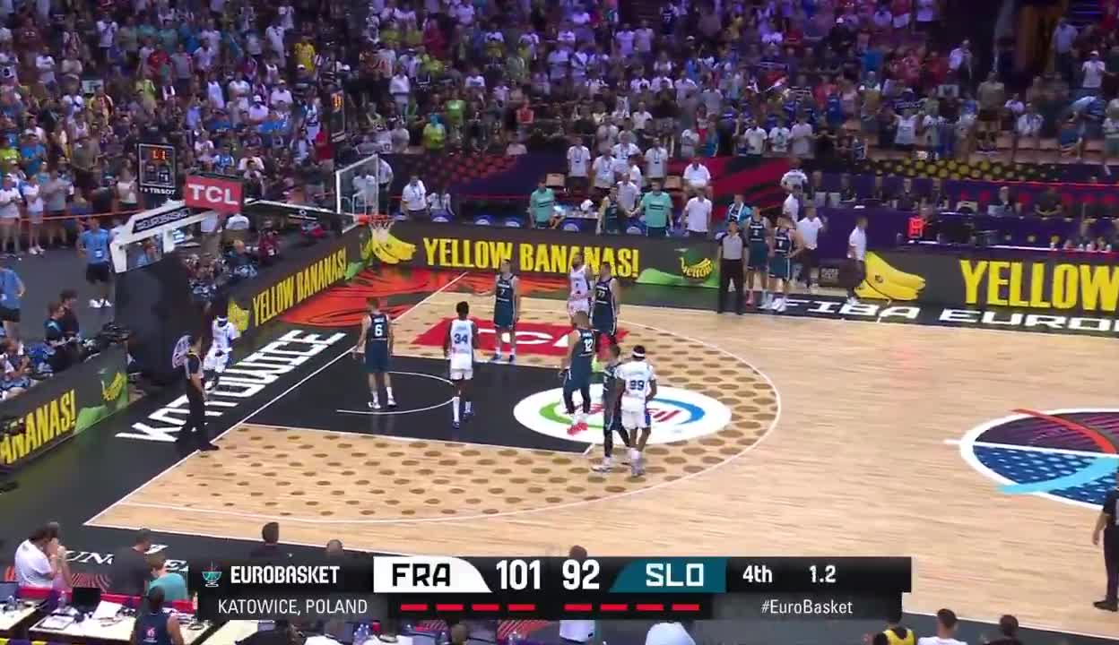 [花邊] 77輸球擁抱法國球員後 又被故意上籃得分