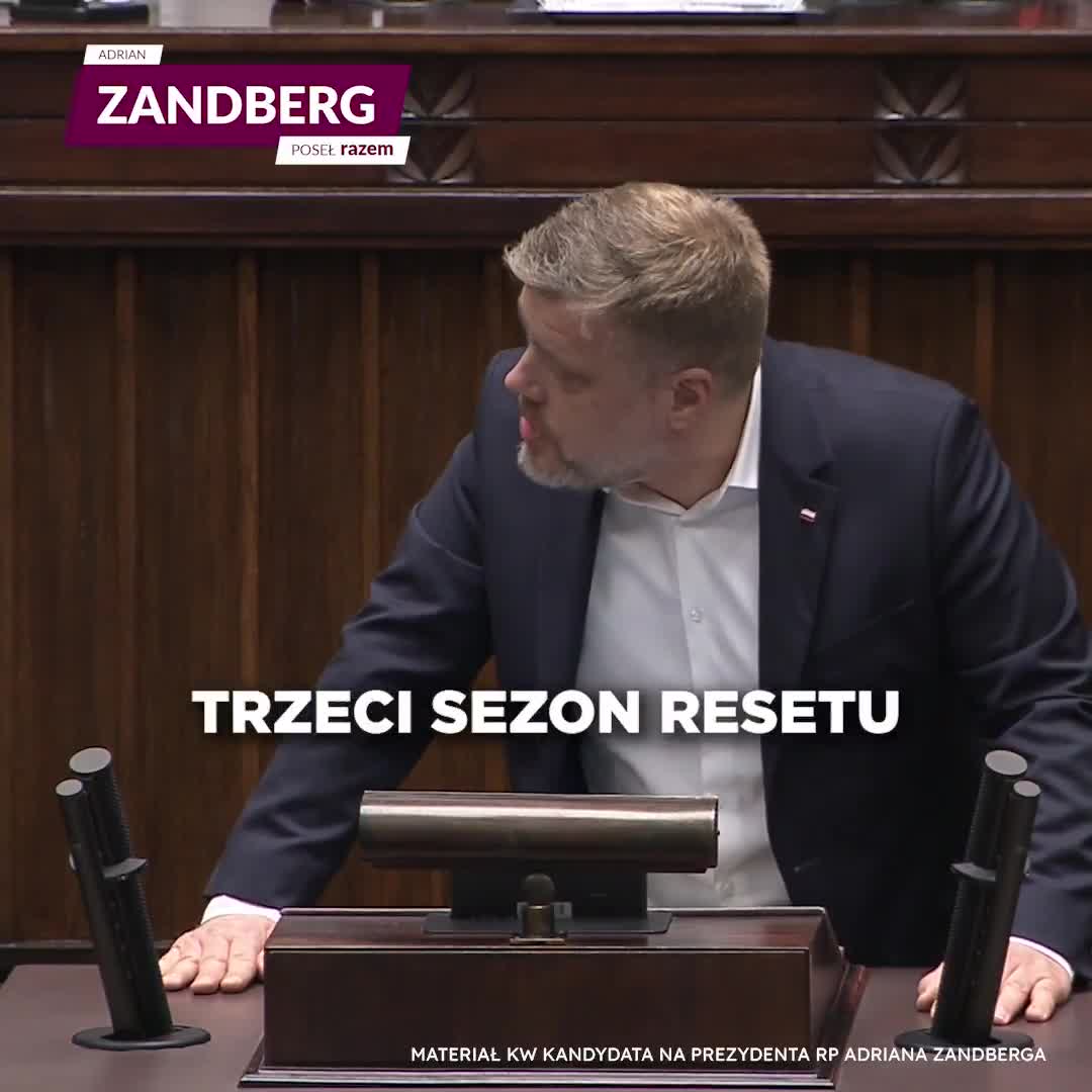 Adrian Zandberg - Co się z Wami stało, @pisorgpl? Kulturowe wojenki zza oceanu tak wam się rzuciły na umysł, że nie widzicie co się naprawdę dzieje? Trwa dogadywanie się z Putinem, sypie się mechanizm, który dawał Polsce pokój, a wy paradujecie w czerwonych czapeczkach i się cieszycie? Z czego?