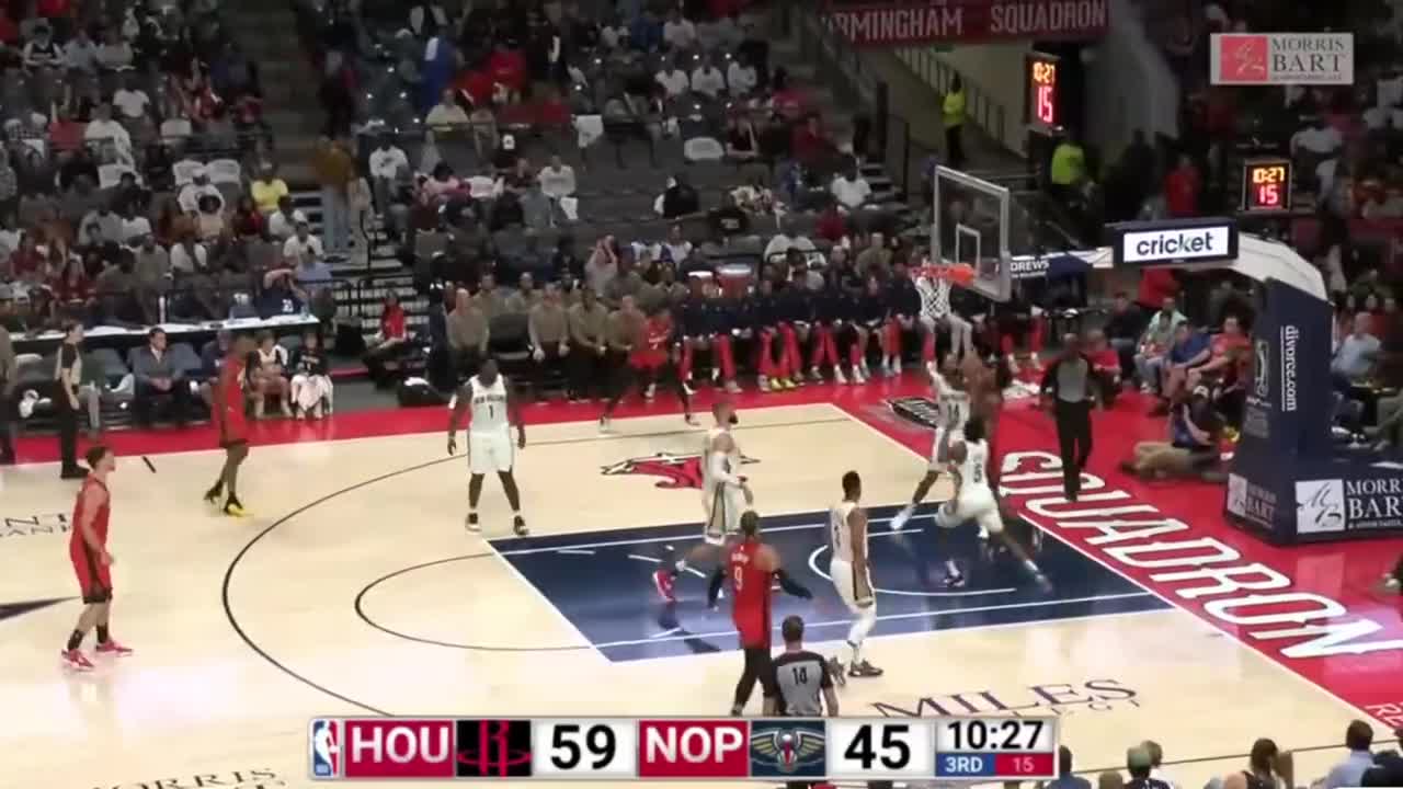 Watch [Highlight] Amen Thompson displays his insane athleticism with a
