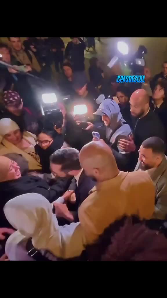 Watch Ce babtou CONTRAINT DE DANSER TEL UN MONSTRE PUANT POUR SES ...