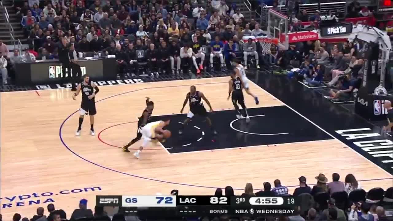 [Highlight] Steph with a tough shot over PG!