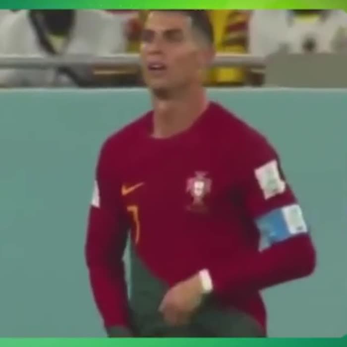 Cristiano Ronaldo tira 'lanche' da cueca durante jogo de Portugal; entenda  - Superesportes