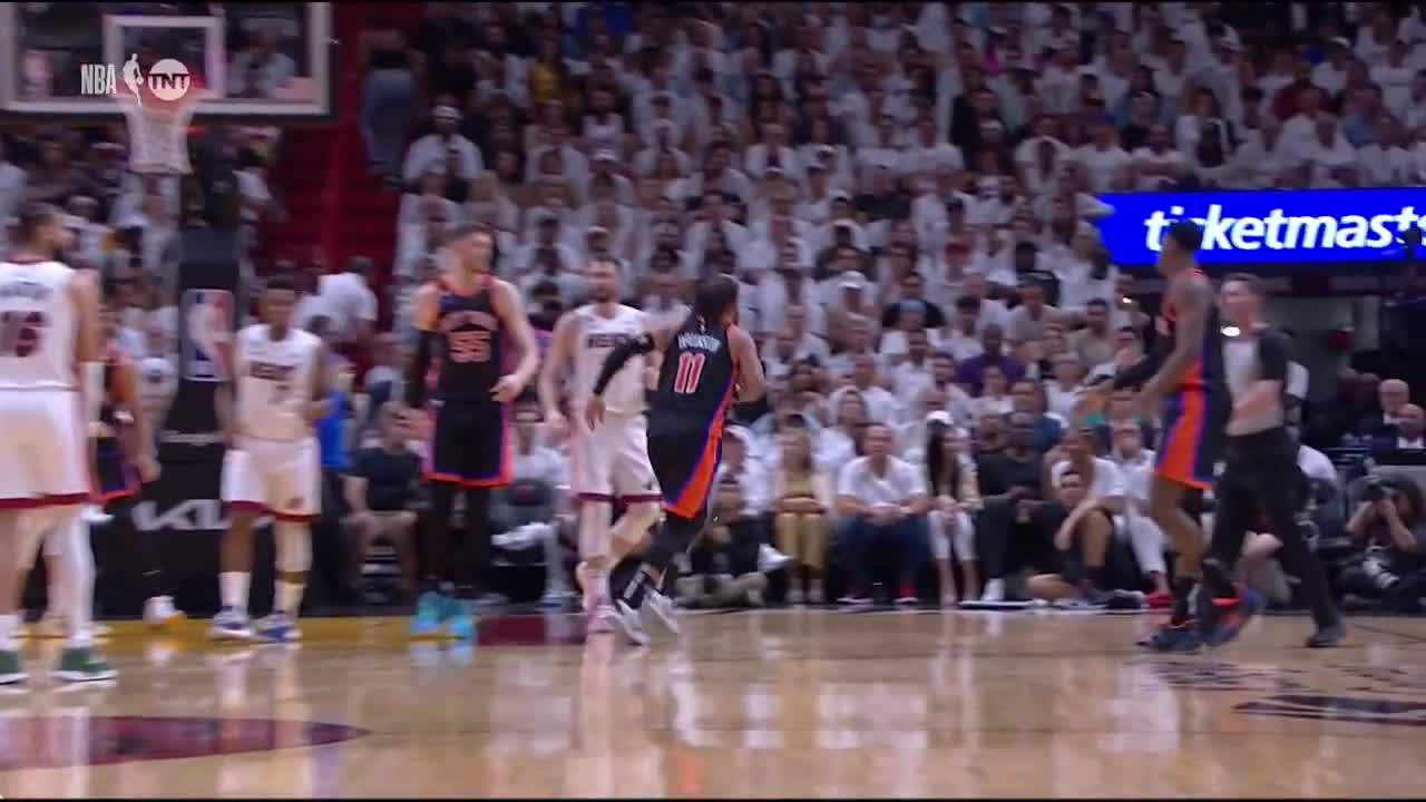 Knicks' Jalen Brunson exits Heat game after landing on ankle