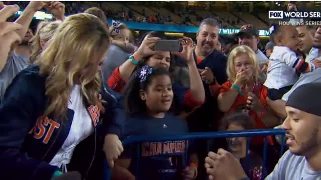 Carlos Correa celebrates World Series championship by proposing to his  girlfriend