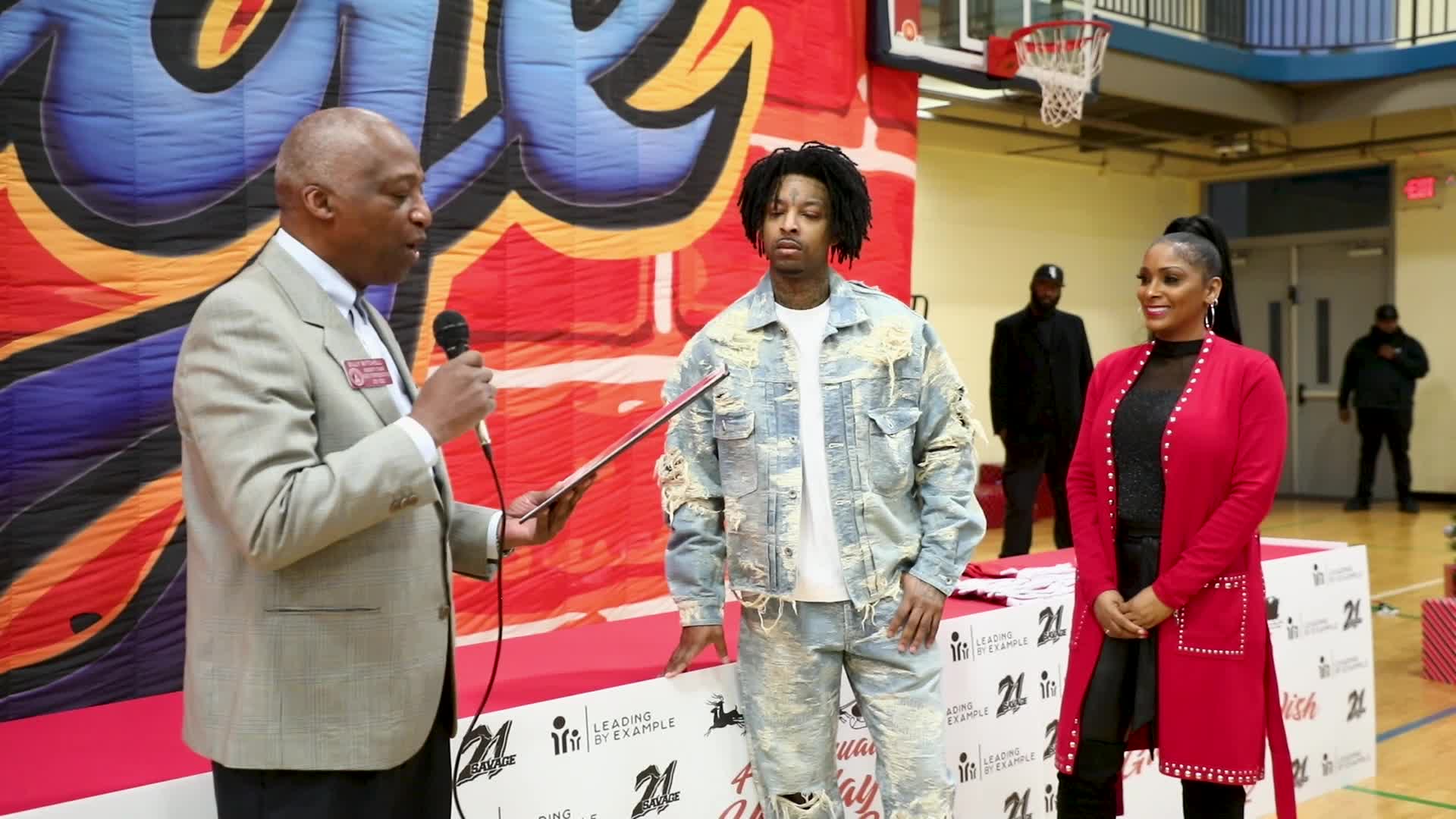 21 Savage Gives Christmas Gifts to Over 30 Kids in Georgia - XXL