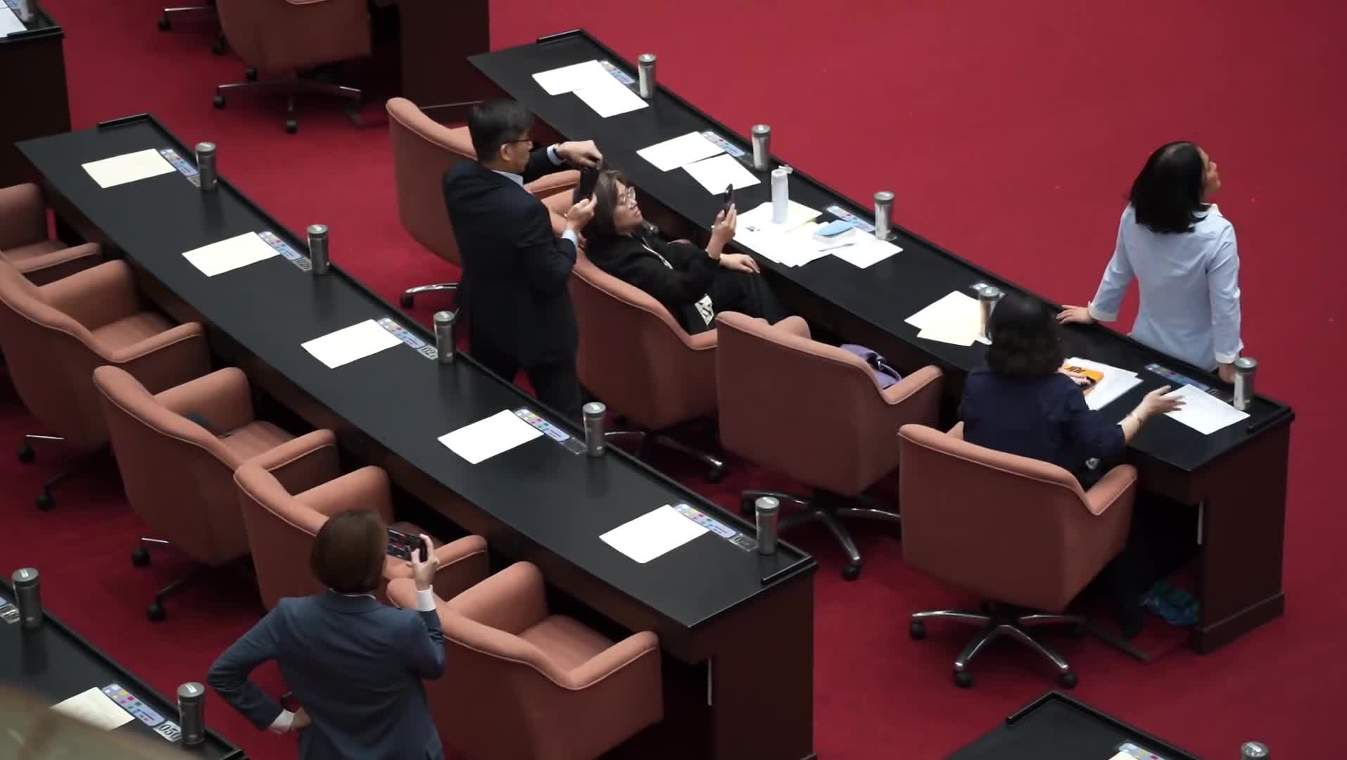 [討論] 傅崐萁禁止綠委錄影 陳菁徽躲在後面偷錄影