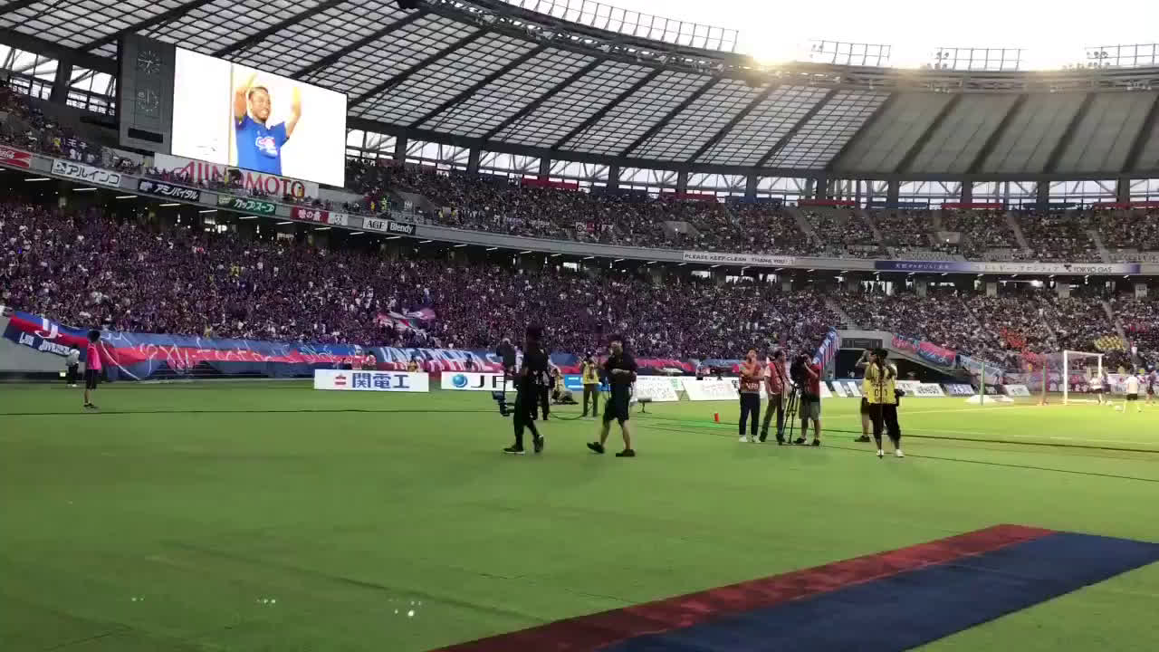 動画 長友佑都が小泉進次郎と石川直宏と一緒にfc東京vs横浜fマリノス戦を観戦 元気玉を届けて 半端ない ツイート