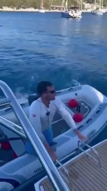 Watch "każdy ma takiego wujaszka" on Streamable.