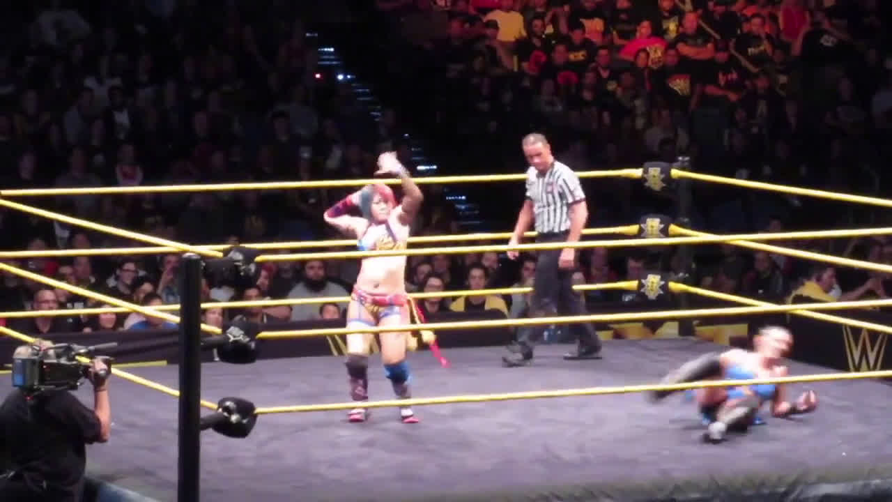 Asuka stinkfaces Daria Berenato 3 (NXT San Jose)