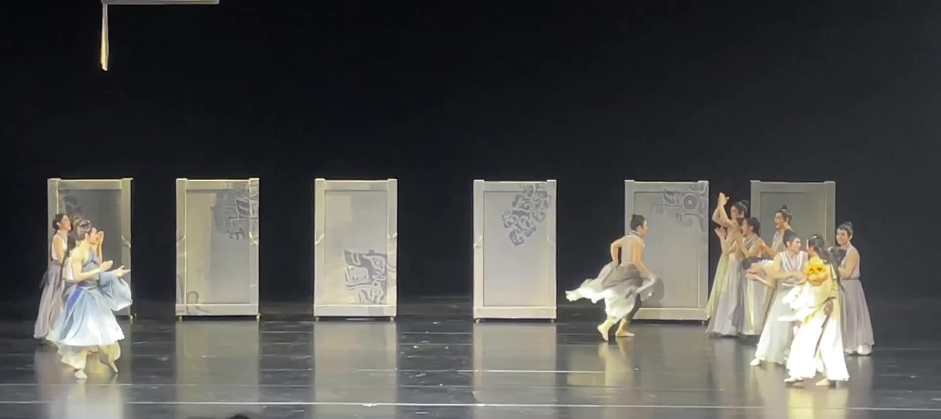 Classical Chinese Dance but with Chinese Meme Music (Subject Three - 科目三)