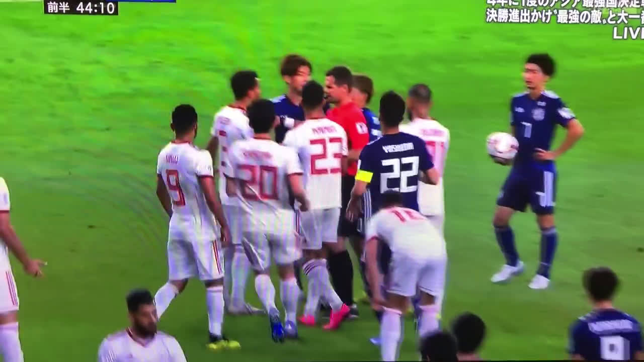 動画 イラン戦で大迫勇也が激怒してあわや乱闘 ラフプレーに主審はイエローカードの判定で日本代表にフリーキックを与える 動画 イラン戦で大迫勇也が激怒してあわや乱闘 ラフプレーに主審はイエローカードの判定で日本代表にフリーキックを与える