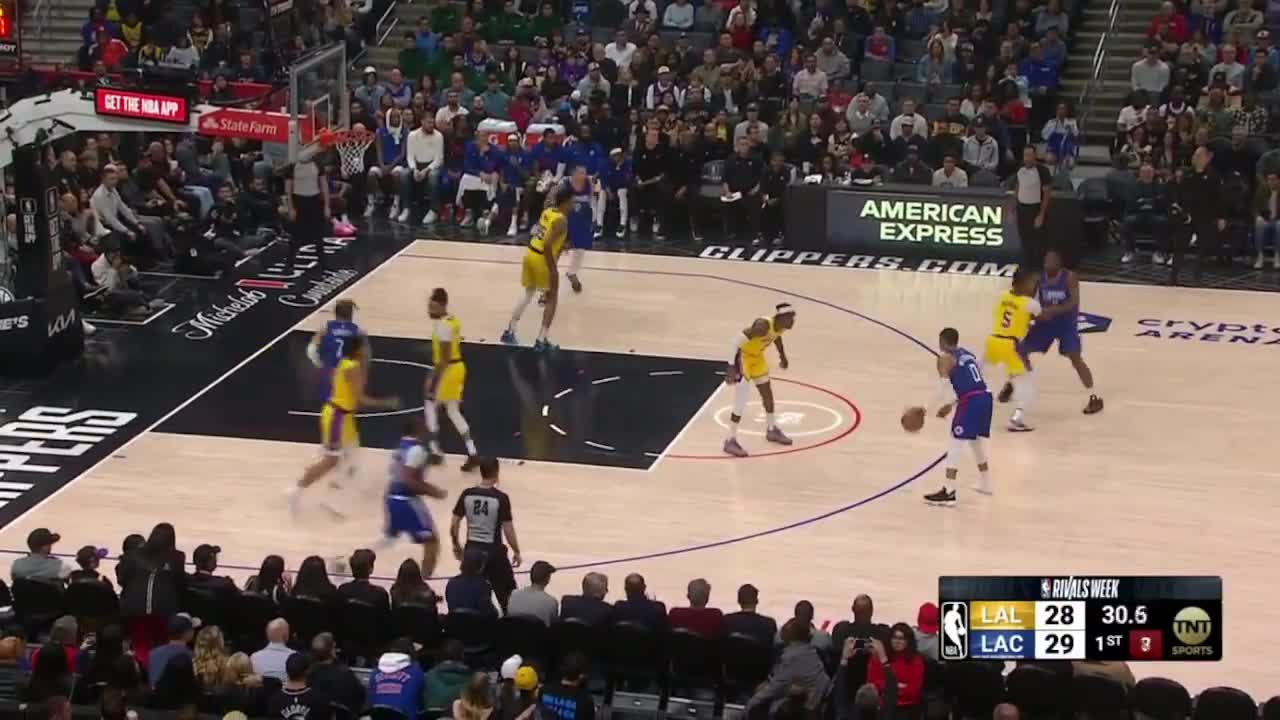 [Highlight] Russell Westbrook loses his shoe, tries to put it back on, says  \, image size:1280x720