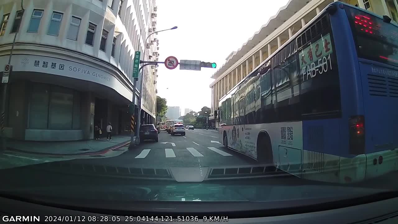 [問題] 公車直接橫跨兩車道可以檢舉嗎？