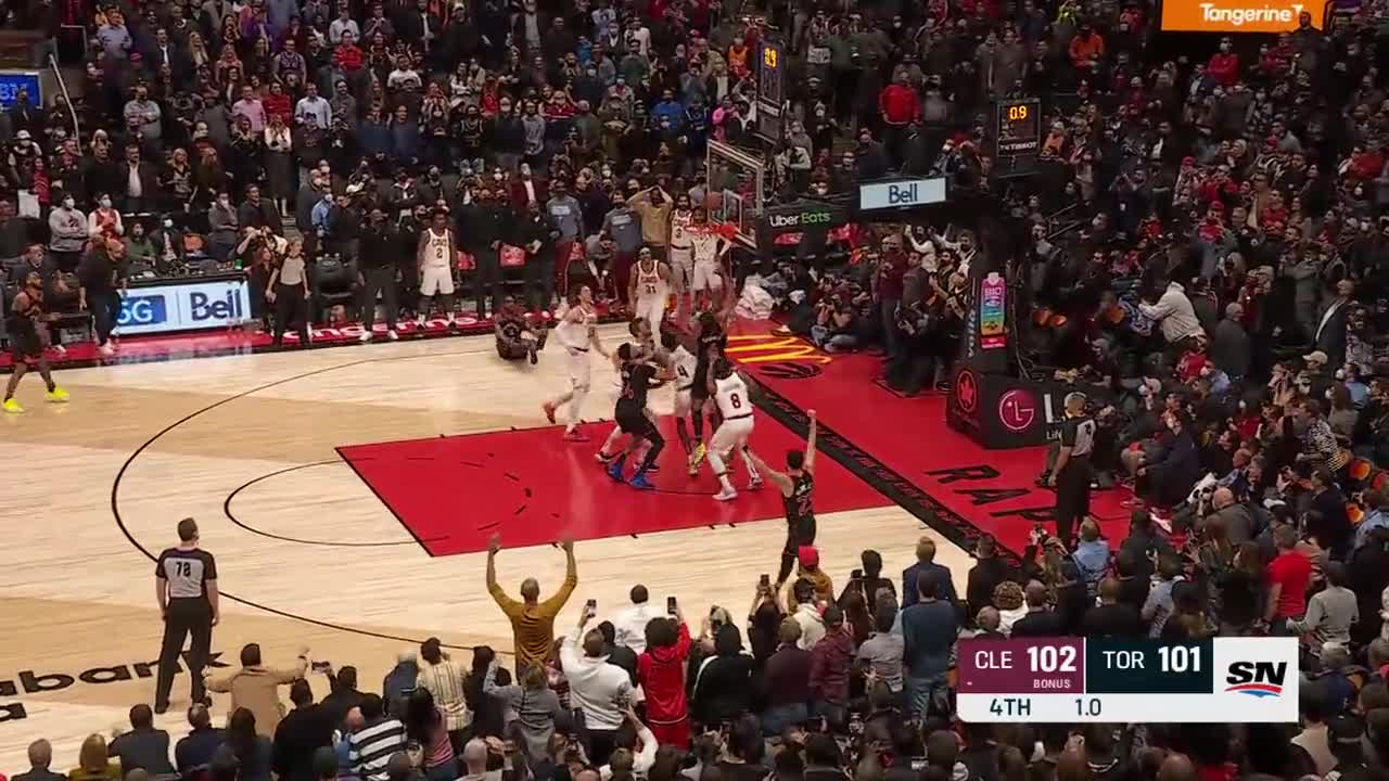 Highlight] Scottie Barnes tragically misses the game-winning layup : r/nba