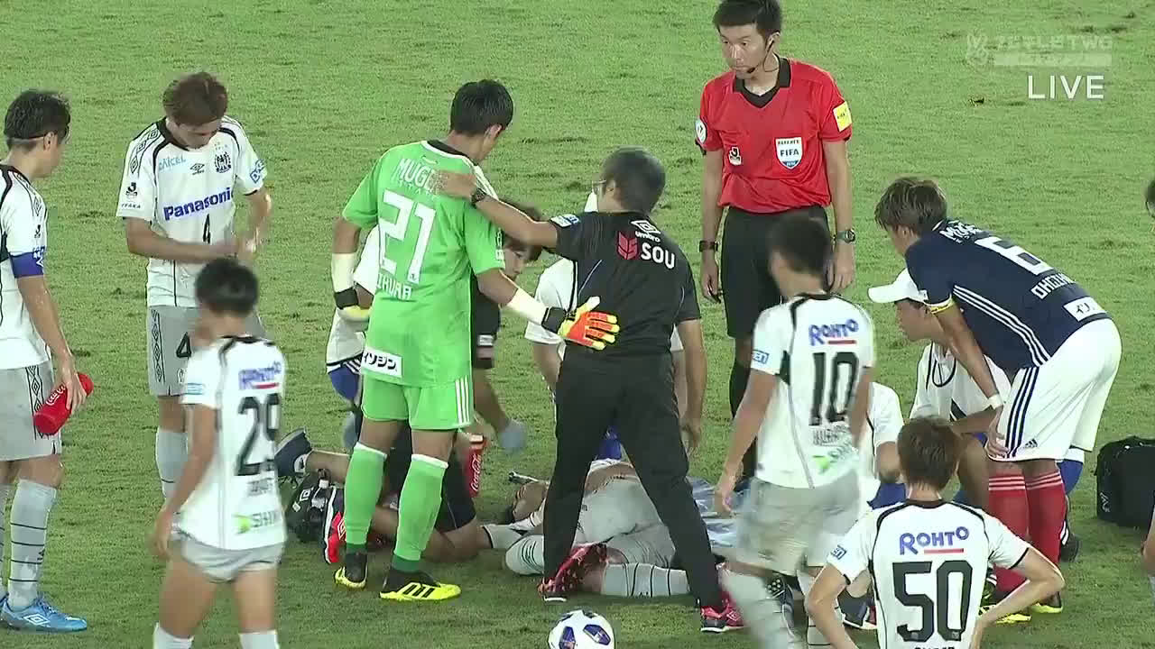 動画 横浜fマリノスの飯倉大樹がガンバ大阪の中村敬斗を飛び蹴りで負傷させたシーンが酷い 主審はイエローカードと判断 動画 横浜fマリノスの飯倉大樹がガンバ大阪の中村敬斗を飛び蹴りで負傷させたシーンが酷い 主審はイエローカードと判断